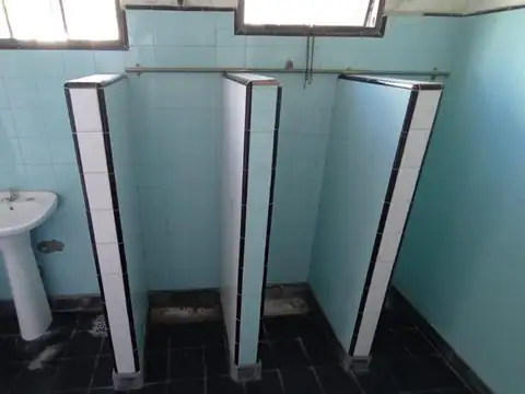 CASA CON SALON EN VENTA EN LA PLATA - 5 DORMITORIOS