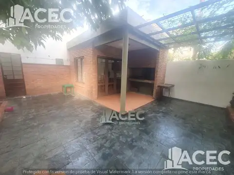 Chacabuco 1600 Casa al frente  con Cochera