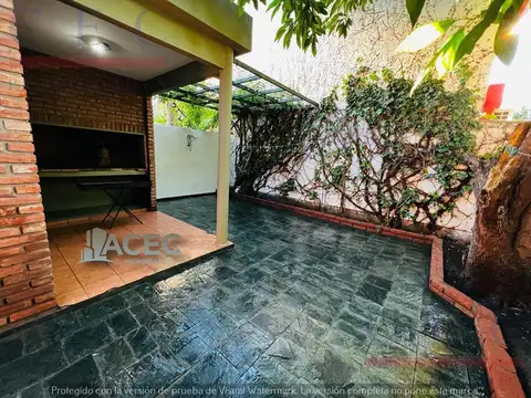 Chacabuco 1600 Casa al frente  con Cochera