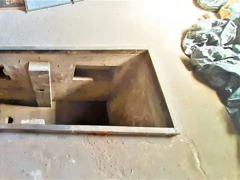 Galpón de 8,66 x 34 mts. Son 300M² Aprox. (100m². Libres) Varios Destinos.