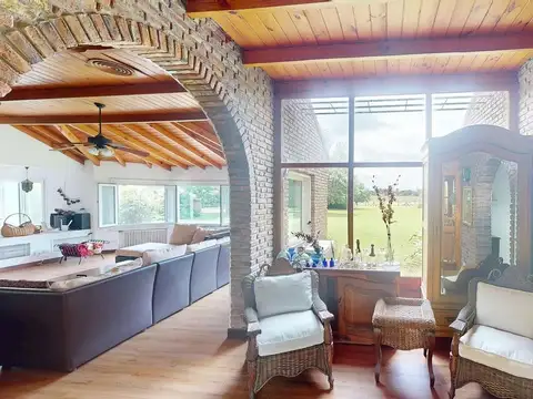 Casa 8 ambientes con 5 baños