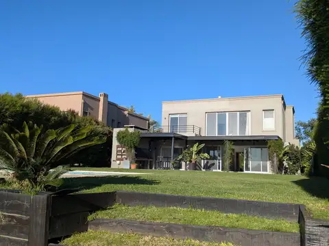 Casa 6 ambientes con 3 baños