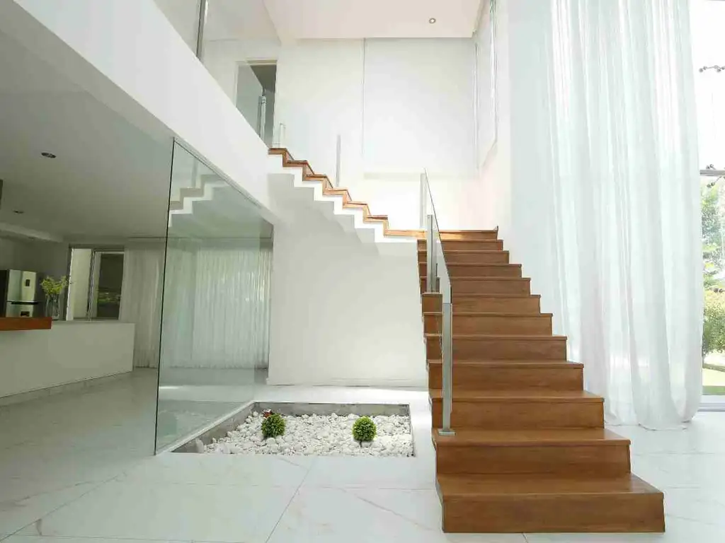 Casa - 290  m² Cubierta | 4 dormitorios | 8 años | 2 baños | 5 ambientes | 2 cocheras