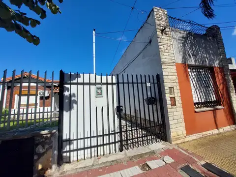 TIPO CASA AMPLIO 2 AMBIENTES - PATIO - TERRAZA CON LAVADERO - EXCELENTE UBICACION -
