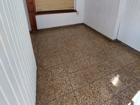 TIPO CASA AMPLIO 2 AMBIENTES - PATIO - TERRAZA CON LAVADERO - EXCELENTE UBICACION -