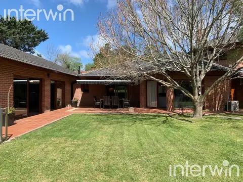 Casa - 6 ambientes con Cochera - Villa Gesell - VENTA