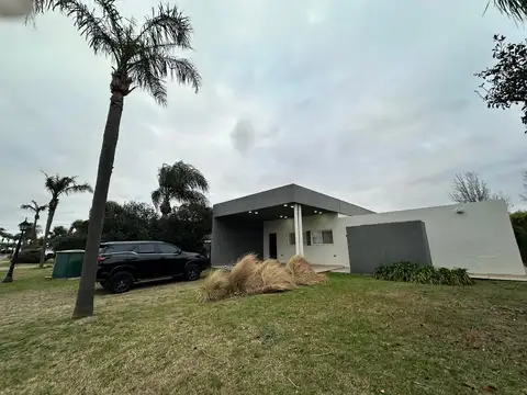 Casa en Alquiler con 2 cocheras