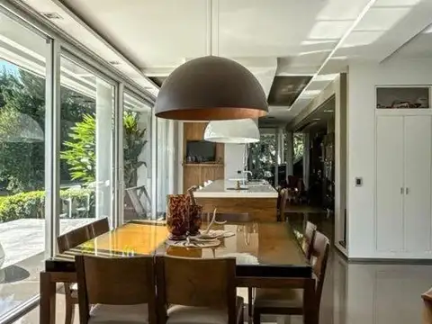 Casa 9 ambientes con 5 baños