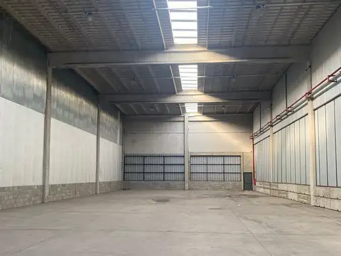 Local 1200 m2 con depósito Autopista acceso oeste