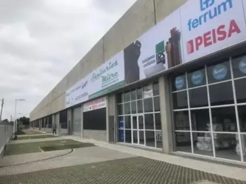 Alquiler local 1200 m2 con depósito frente Autopista acceso oeste