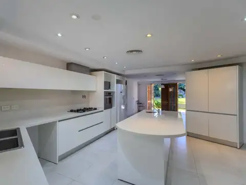 Casa 6 ambientes con 4 baños