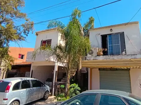 CASA MULTIFAMILIAR + LOCAL Y 3 VIVIENDAS
