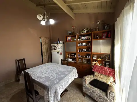 Casa 8 ambientes con 2 baños