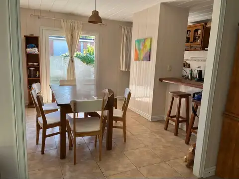 Casa 6 ambientes con 2 baños