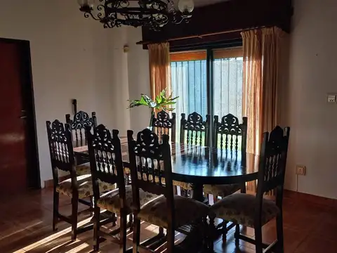 Casa 7 ambientes con 2 baños
