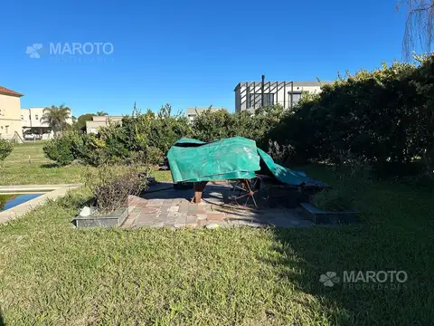 Casa en Alquiler con 6 cocheras