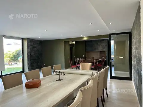 Casa 8 ambientes con 5 baños
