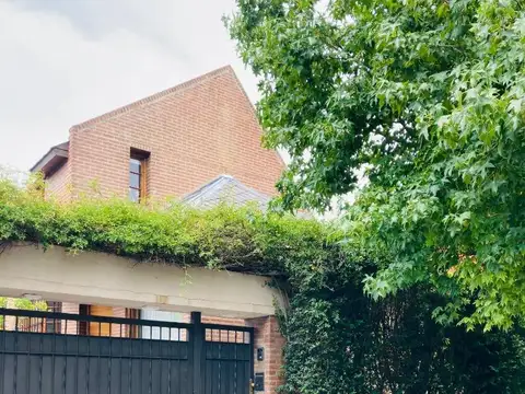 IMPECABLE CASA EN EL CORAZON DE LOS TRONCOS - 