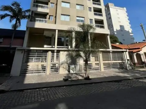 AMPLIO 2 AMBIENTES AL FRENTE CON COCHERA CUBIERTA 4°A!