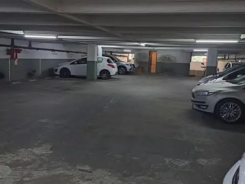 Excelente cochera techada. San Nicolás. Lavalle al 1600