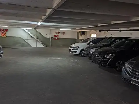 Excelente cochera techada. San Nicolás. Lavalle al 1600