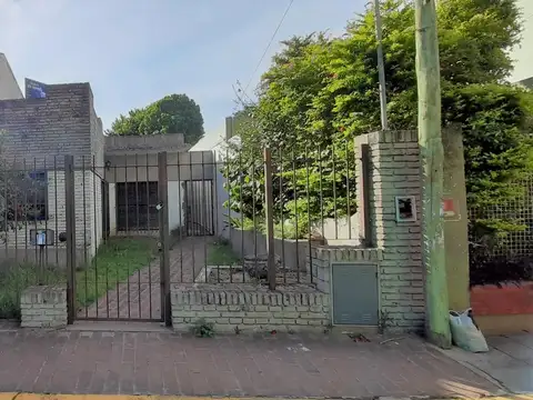 Casa 3 ambientes con jardín y pileta