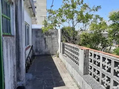 Casa 3 ambientes. Retasada. Venta Boedo, Lote Propio