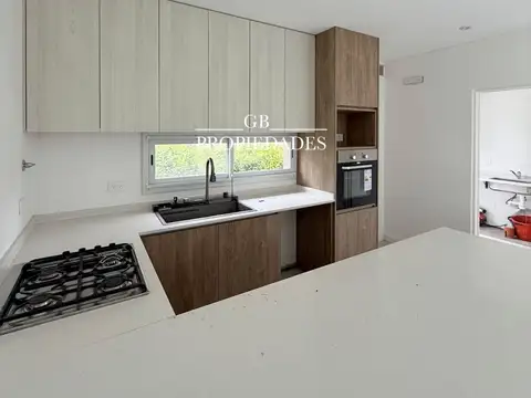 Casa 5 ambientes con 3 baños