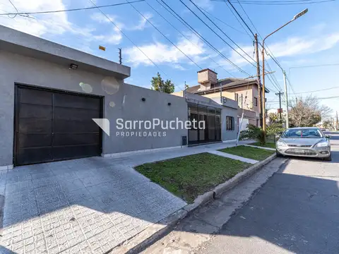 Venta casa 3 ambientes con parque, terraza y cochera doble en Moron sur