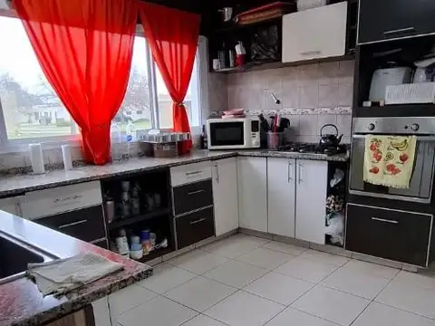 Casa 4 ambientes con 3 baños