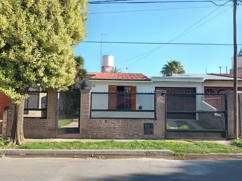 Venta casa 2 dor, cochera y patio. frente a espacio verde