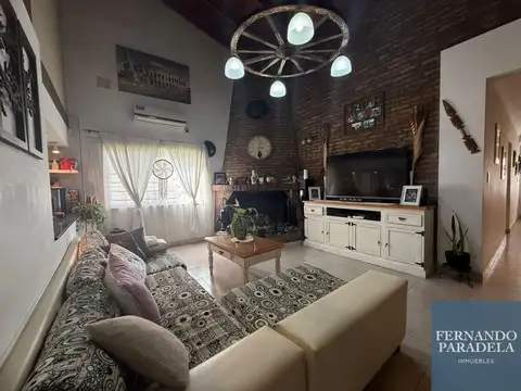 Casa en Venta con 2 cocheras