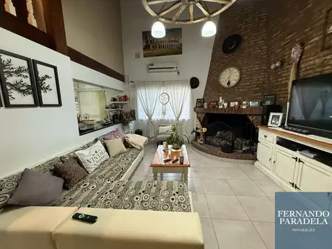 Casa 4 ambientes con 2 baños