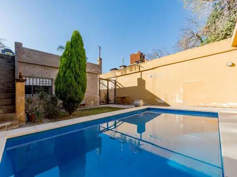 VENTA - Casa 3 Dormitorios  con pileta y galería con parrillero - Alberdi, Rosario