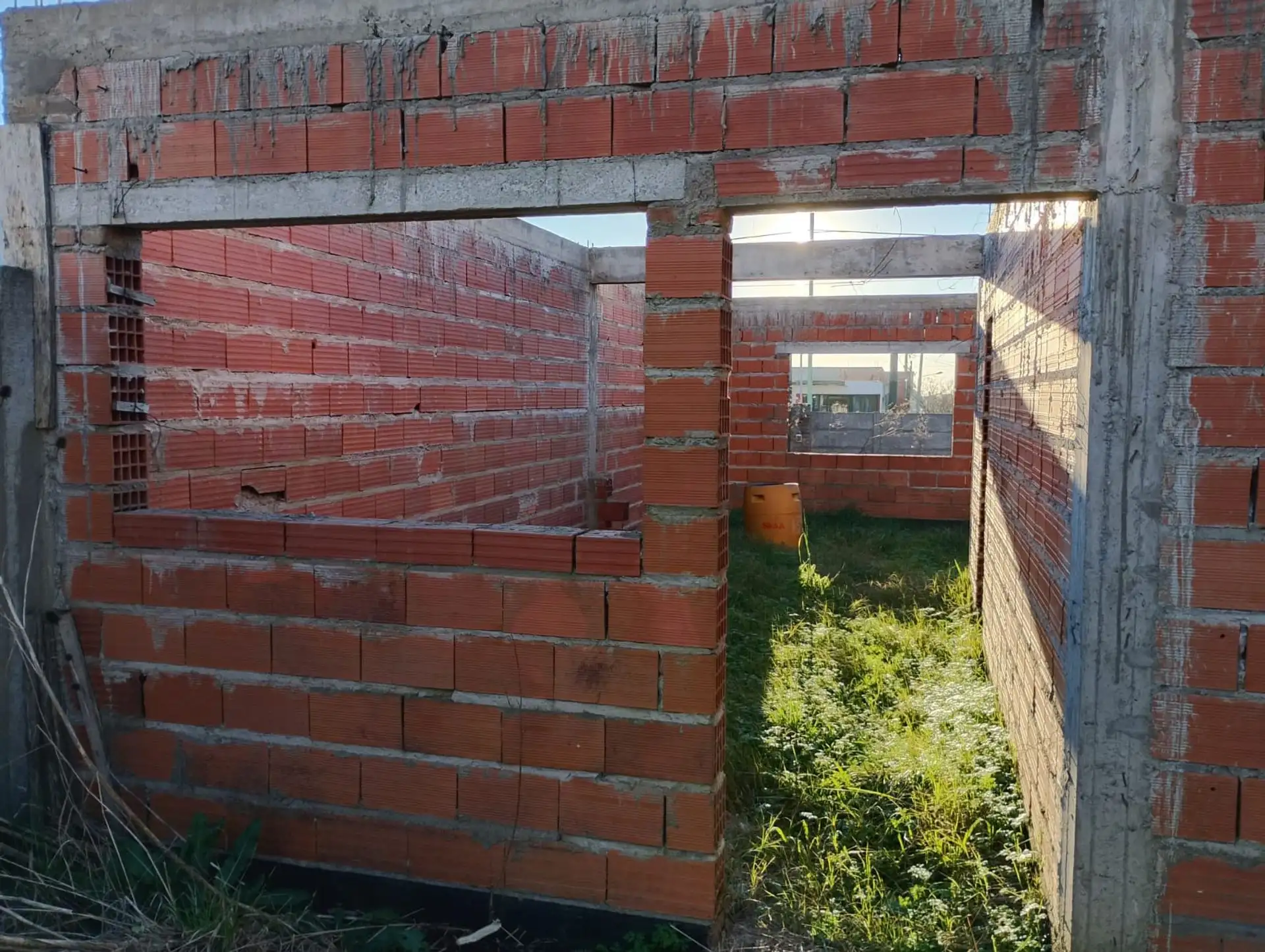 LOTE CON CONSTRUCCIÓN CON PROYECTO APROBADO