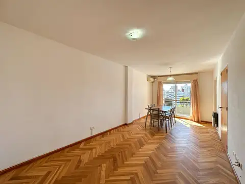 Departamento de 2 dormitorios con cochera y balcón en el centro