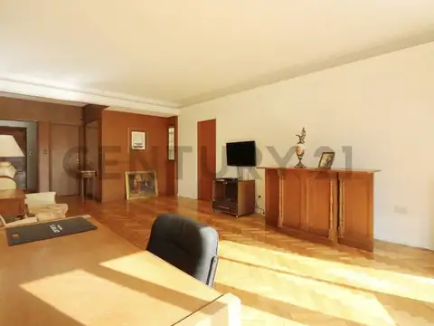 VENTA DEPARTAMENTO CUATRO AMBIENTES C/ DEPENDENCIA EN FLORES
