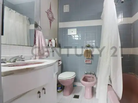 VENTA DEPARTAMENTO CUATRO AMBIENTES C/ DEPENDENCIA EN FLORES