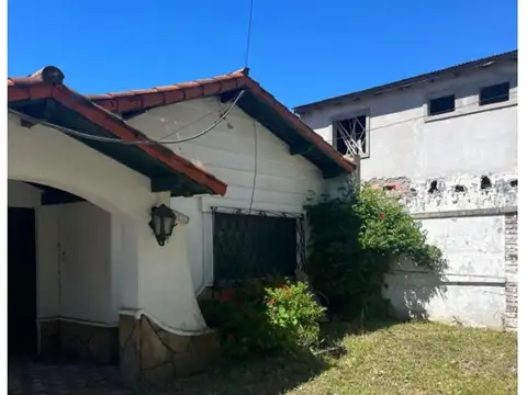 Venta Casa Colonial Con Amplio Lote En Parque Luro