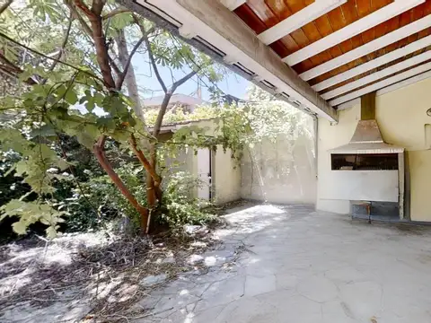 Chalet Multifamiliar a Reciclar en Venta de 5 Ambientes en Martinez con Patio