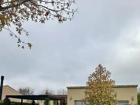 Casa en Alquiler con 3 cocheras