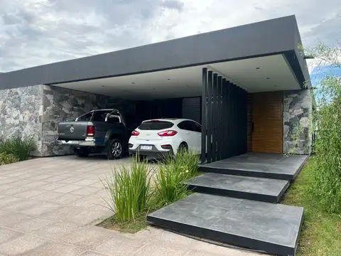 Casa en venta c/ cochera en Godoy Cruz