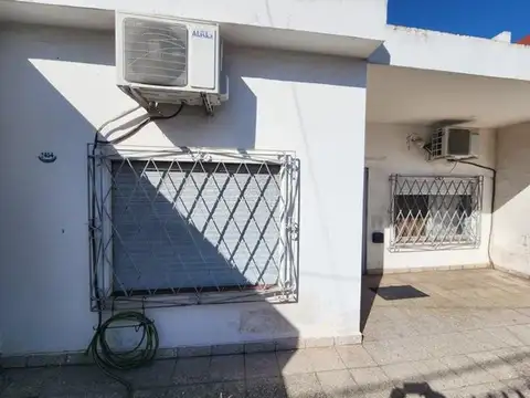 CASA LOTE PROPIO DE 3 AMBIENTES CON COCHERA, PATIO Y JARDIN