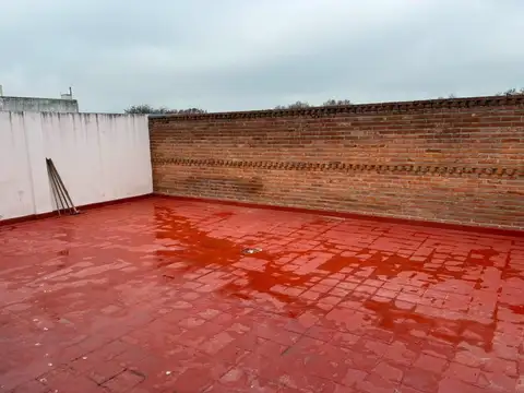 Depto tipo casa con amplia terraza