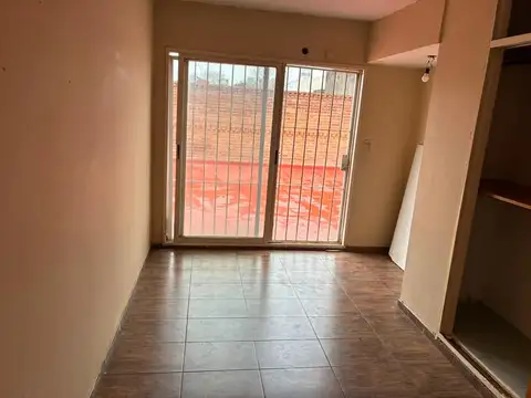 Depto tipo casa con amplia terraza