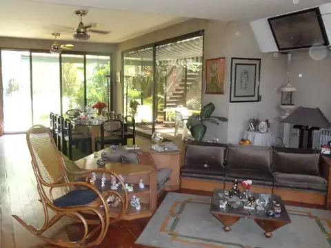 Casa de 5 ambientes con cochera y dependencia de servicio en venta en Las Lomas de San Isidro