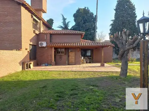 Casa 7 ambientes con 2 baños