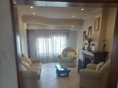 Casa 7 ambientes con 2 baños