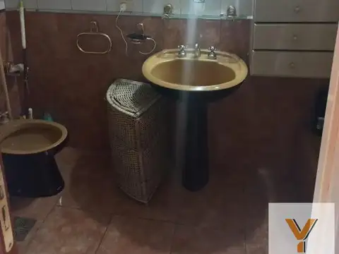 Casa en venta - 4 Dormitorios 3 Baños - Cochera - 1600Mts2 - Luis Guillón, Esteban Echeverría