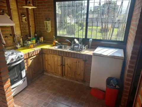 Casa 7 ambientes con 2 baños